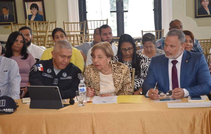 La gobernadora Mayín Correa se reunió con miembros de los estamentos de seguridad. Foto: Cortesía