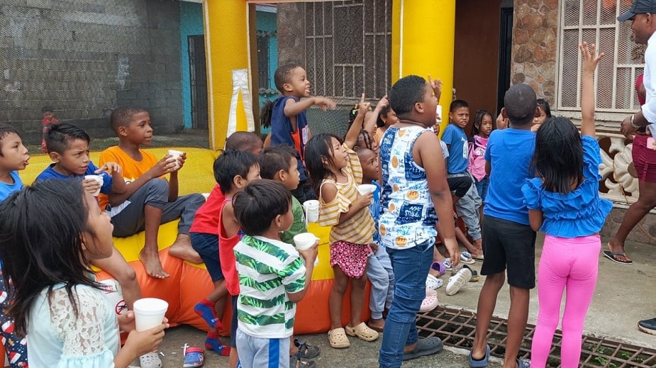 Esta actividad incluyó la entrega de 500 juguetes y 500 pares de chancletas recolectados. Foto: Diómedes Sánchez 