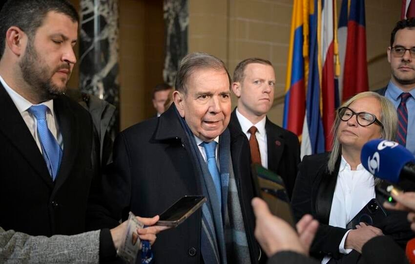 El líder opositor venezolano Edmundo González Urrutia (c) da declaraciones luego de una reunión privada con el secretario de la OEA Luis Almagro. Foto: EFE