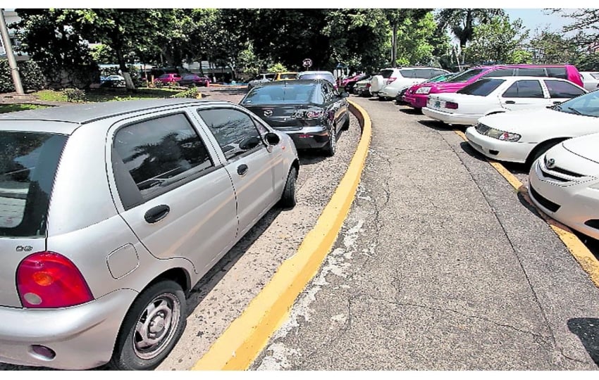 Falta de estacionamientos en la ciudad de Panamá. Foto: Archivo.