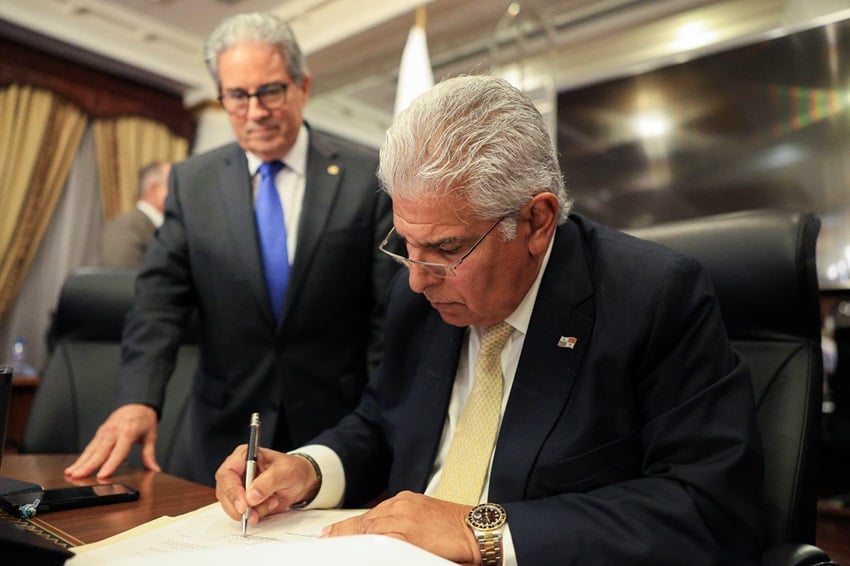 Presidente Mulino firma decreto junto al ministro de Salud, Fernando Bloyd.