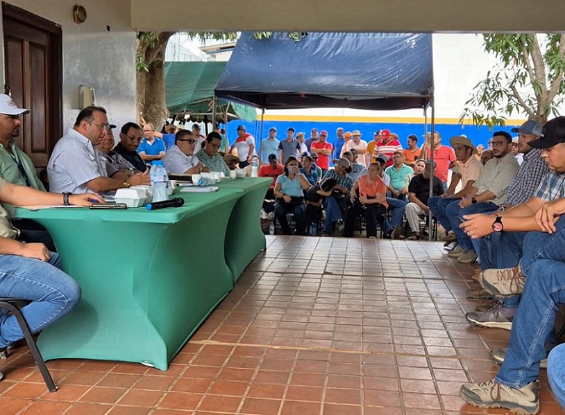 Productores de maíz, dirigentes del sector, autoridades nacionales y locales se sentaron en una mesa de trabajo. Foto: Thays Domínguez. 