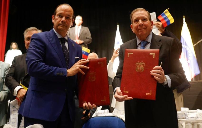  El canciller de Panamá, Javier Martínez-Acha (i), y el líder opositor venezolano, Edmundo González Urrutia. Foto: EFE