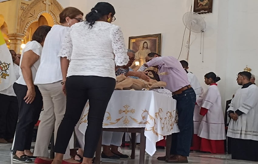 a inicio de la novena los devotos del Santo Cristo de Esquipulas de Antón hacen fila para recibir agua bendita con la que se realizó el lavatorio de los pies del Cristo. Foto. Eric Montenegro