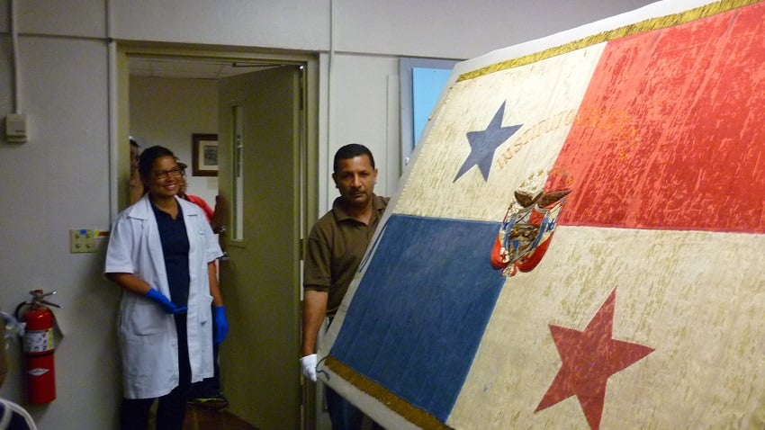 Momento en que laconservadora Rosemary García reconoce la bandera del 9 de enero. Foto: Cortesía 