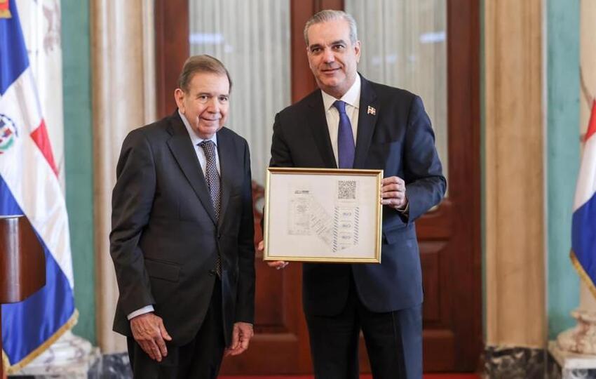 Edmundo González  junto al presidente de República Dominicana, Luis Abinader sosteniendo un cuadro con actas electorales. Foto: X