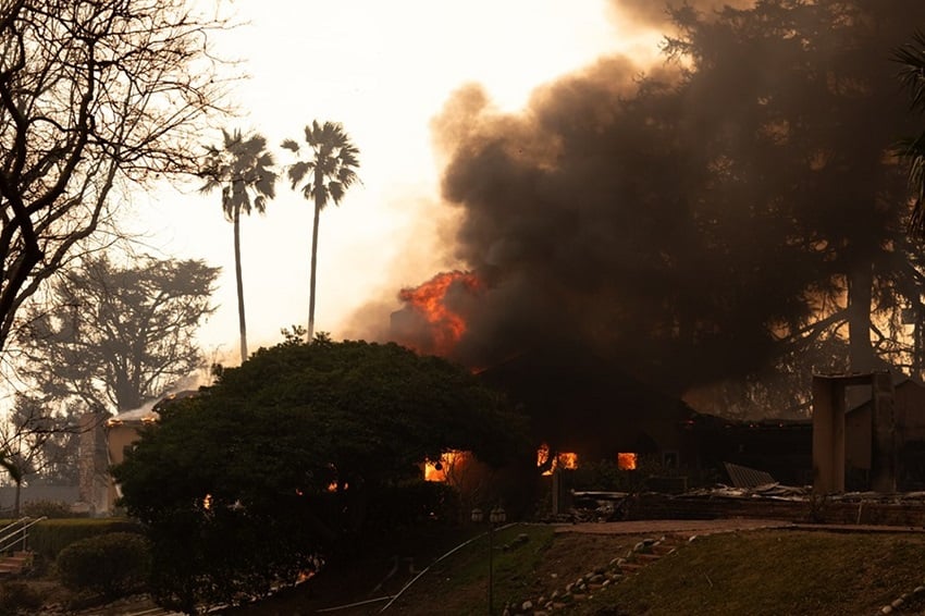 Una casa en llamas este miércoles, en Altadena, California (Estados Unidos). EFE/Ana Milena Varón