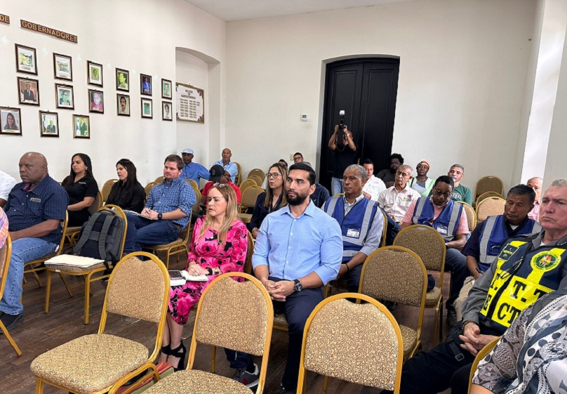  Reunión entre autoridades, directivos de Mi Bus y representantes de los pobladores de la comunidad. Foto: Diómedes Sánchez .