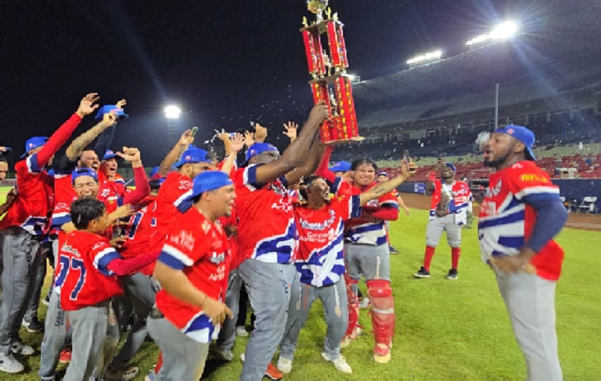 Los jugadores Águilas Metropolitanas festejan el título en Probeis. Foto: Probeis