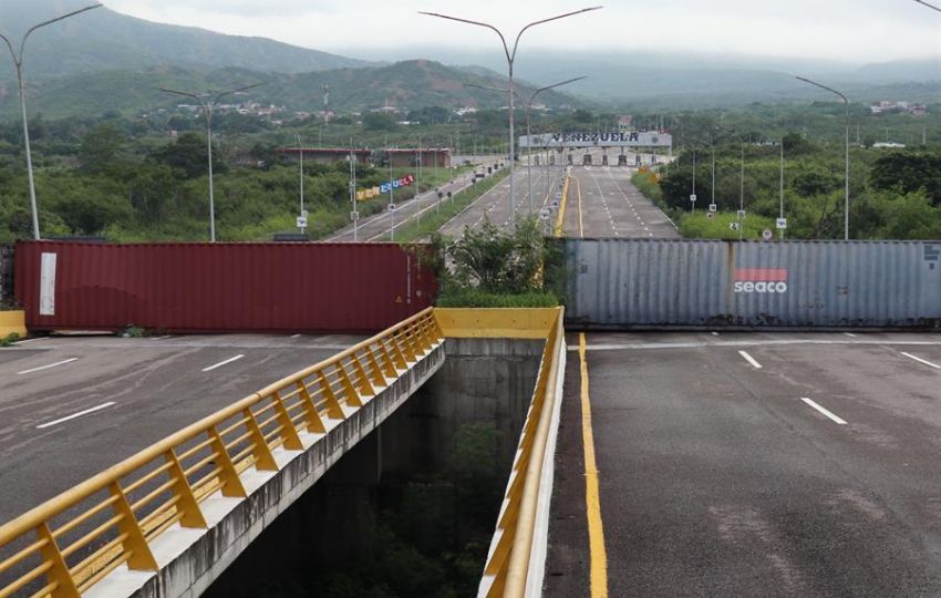 Contenedores en el puente Internacional Atanasio Girardot que une a Cúcuta con el estado de Táchira Venezuela. Foto: EFE