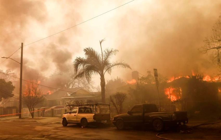 Casas arden como consecuencia del incendio forestal Eaton en Altadena, California (EE.UU.). Foto: EFE