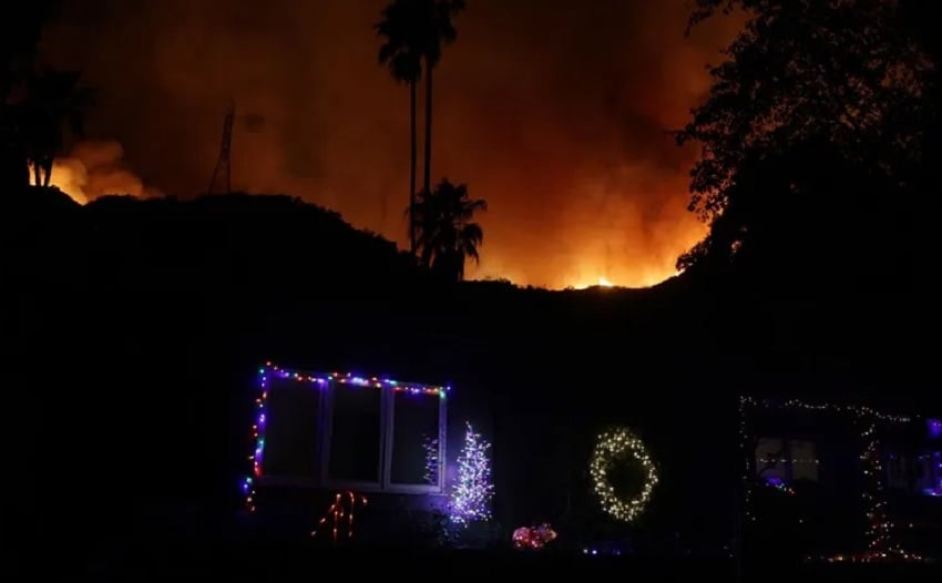 Fotografía del incendio forestal de Palisades en la zona de Mandeville Canyon en Los Angeles, California, EE.UU.EFE/EPA/Allison Dinner