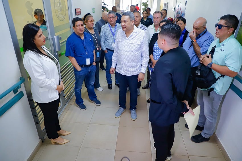 El director general de la CSS visitó varias instalaciones de salud de Herrera y Los Santos. Foto: Cortesía CSS