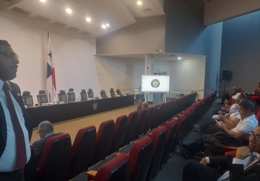 Las sesiones del primer debate de las reformas se desarrollan en el anfieatro de la Asamblea. Foto: Vivian Jiménez