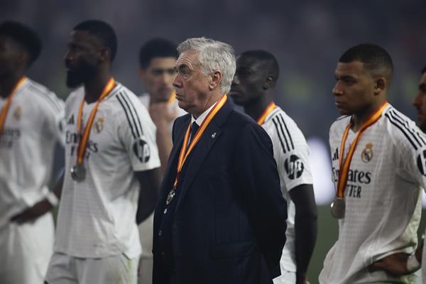 El entrenador del Real Madrid Carlo Ancelotti y sus jugadores, durante la ceremonia de premiación tras perder la final de la Supercopa de España contra el Barcelona (2-5). EFE