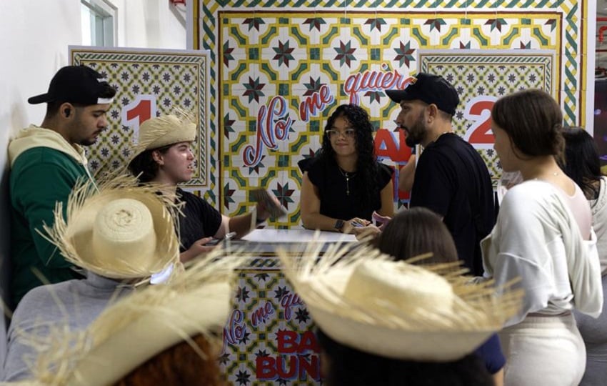 Personas comprando entradas para el concierto de Bad Bunny. Foto: EFE