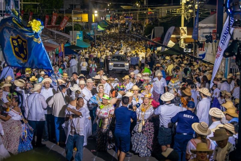 En el desfile participaron más de 120 delegaciones y más de 15,000 empolleradas. Foto: Cortesía.