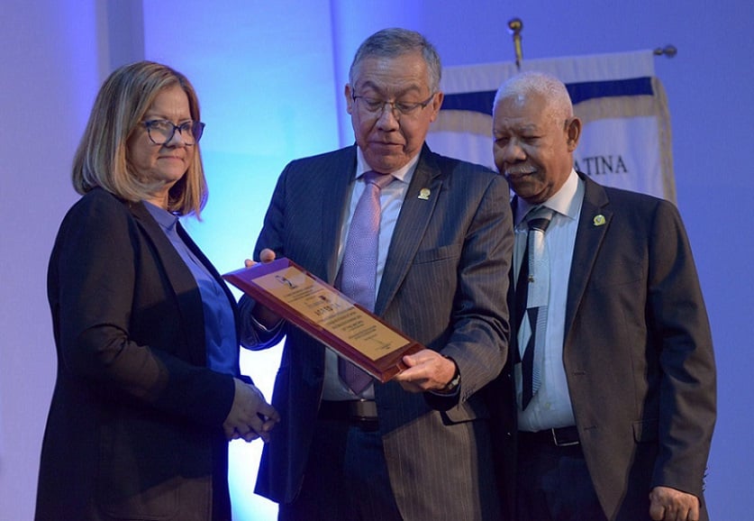 La Dra. Rosario Turner recibe la Acreditación Internacional de COMAEM) Foto: Cortesía. 