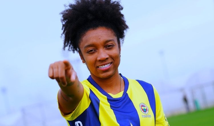 Marta Cox, juagará en el Fenerbahce Petrol Ofisi de Turquía . Foto: @kadinfutbolfb  