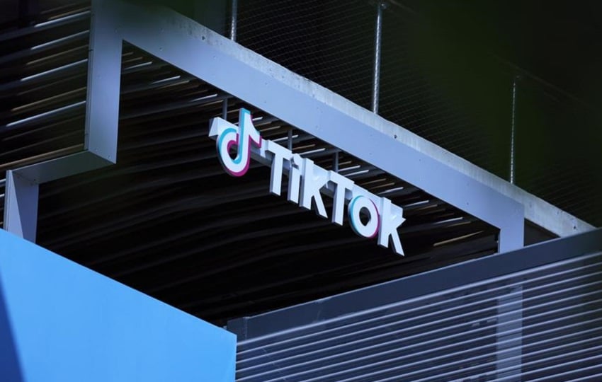 Un letrero de la empresa TikTok sobre la fachada de un edificio en Los Ángeles. Foto: EFE