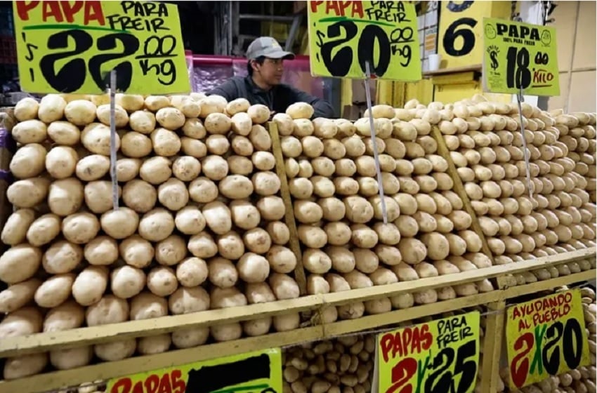 Fotografía de un vendedor ofreciendo sus productos en la Central de Abasto de la Ciudad de México (México). EFE/ José Méndez