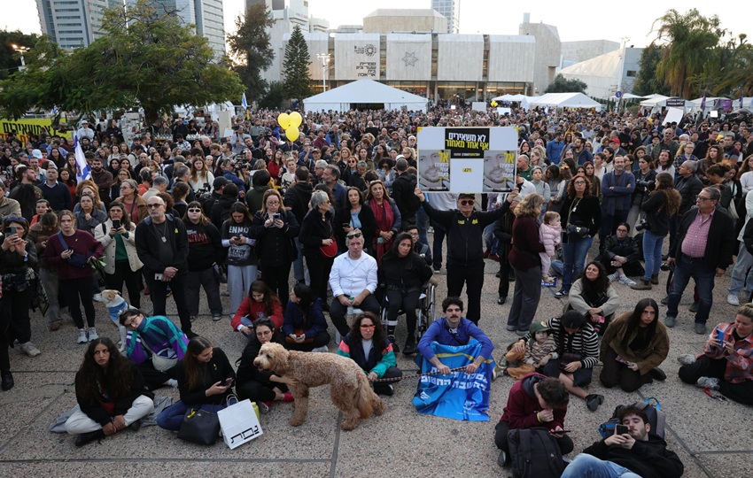 El nerviosismo era palpable entre los asistentes a la plaza. Foto: EFE