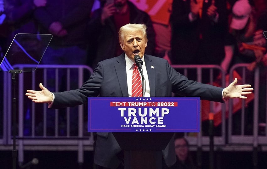 El presidente electo de Estados Unidos, Donald Trump, se dirige a sus seguidores en un mitin en el Capital One Arena en Washington. Foto: EFE