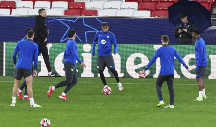 Lamine Yamal (cent.) y los jugadores del Barcelona, durante los entrenamientos con miras al partido contra Benfica. Foto: EFE