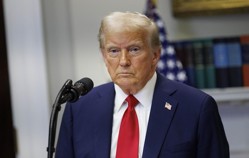 Trump firmó una larga lista de órdenes ejecutivas para desmantelar el legado de los demócratas. Foto: EFE