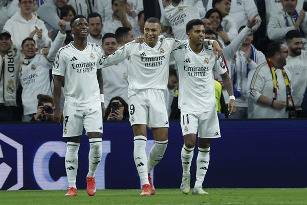 El delantero del Real Madrid Kylian Mbappé (c) celebra con Vinicius (izq.) y Rodrygo el tercer gol del Real Madrid contra Salzburgo. Foto: EFE