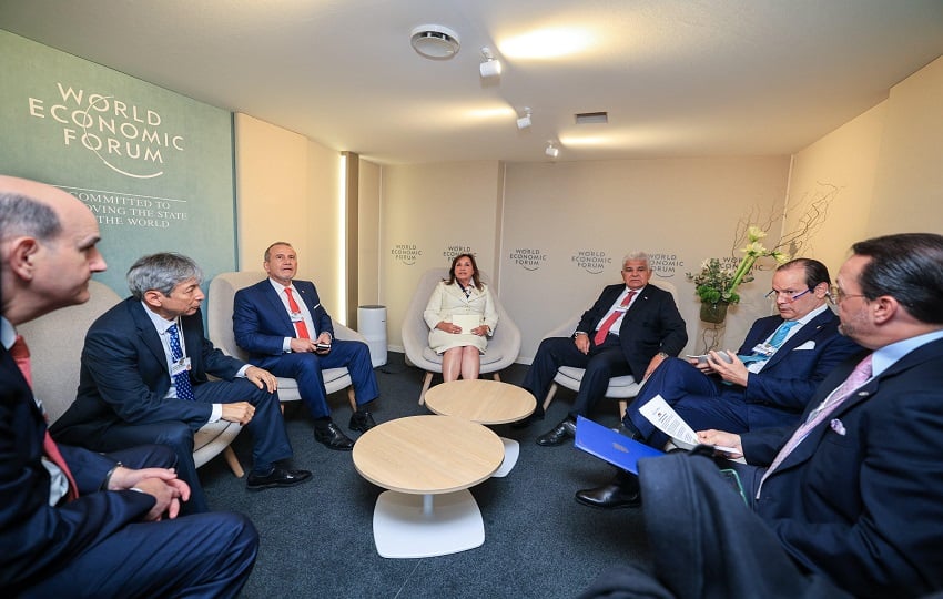 Encuentro entre las autoridades panameñas y la presidenta de Perú, Dina Boluarte Zegarra, en el marco del Foro Económico Mundial en Davos - Suiza.  Foto: Cortesía