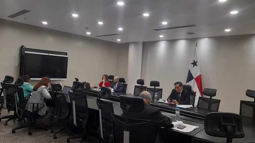 Algunos miembros de la comisión en compañía del equipo asesor, revisan las propuestas. Foto: Cortesía Asamblea