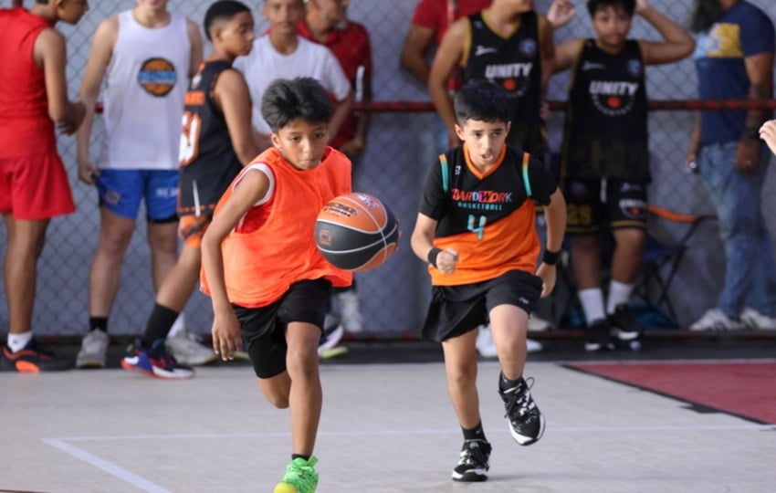 Niños participan en los campamentos de verano. 