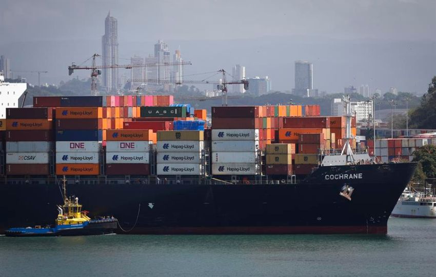 Un buque portacontenedores transita por el Canal de Panamá, en la Ciudad de Panamá (Panamá). Foto: EFE