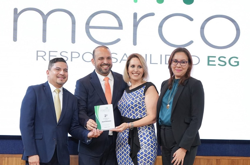 Equipo del Banco Nacional recibe el reconocimiento. Foto: Cortesía Banconal