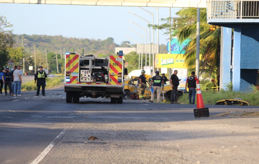 Los cuerpos de dos de las personas fallecidas quedaron atrapados dentro de la carrocería, siendo necesaria la intervención de equipo especializado y personal del Cuerpo de Bomberos. Foto. Eric Montenegro