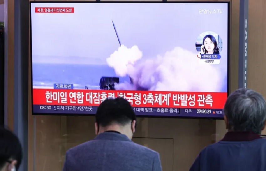 Imagen de archivo de personas viendo un lanzamiento de misiles de Corea del Norte. EFE/EPA/Yonhap