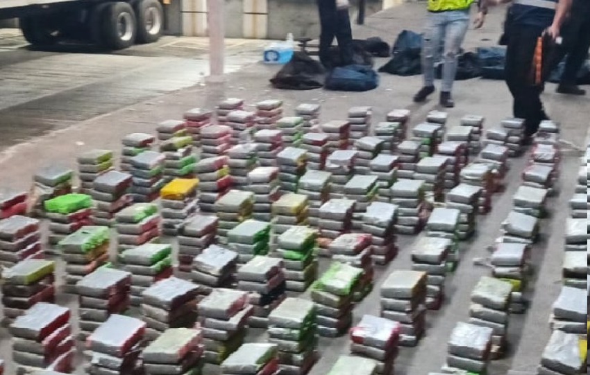 La operación policial contra el narcotráfico, forma parte de los resultados del Plan Firmeza, en un terminal portuario. Foto. Cortesía. PGN