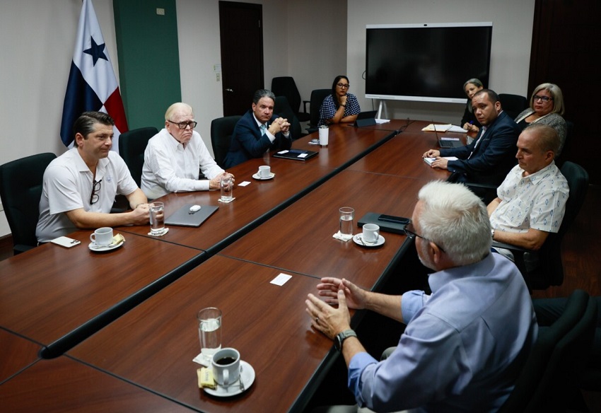 Vista de la reunión sostenida entre los inversionistas y autoridades del Mici. Foto: Cortesía Mici