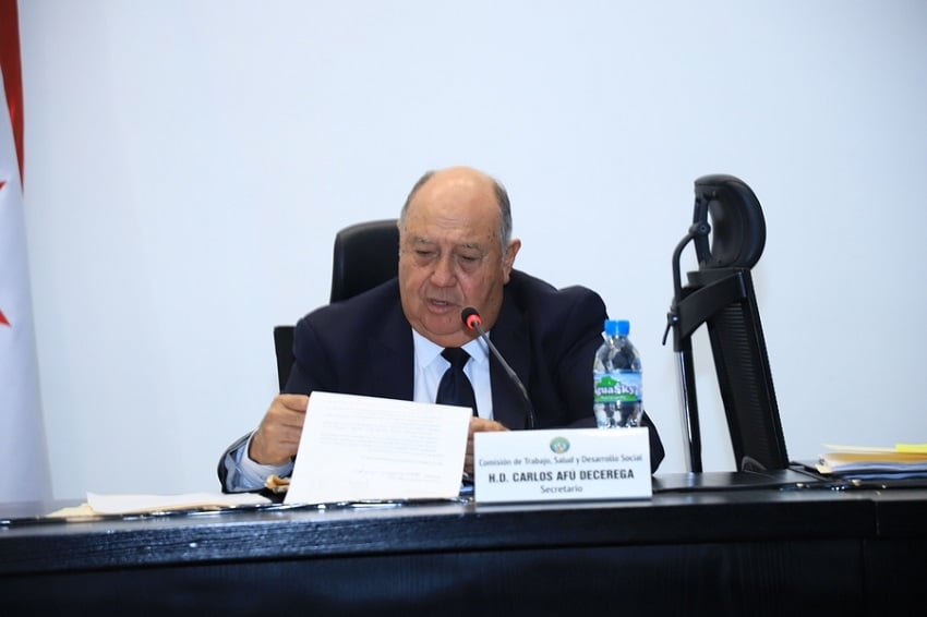 El diputado Carlos Afú, secretario de la comisión, lee las propuestas presentadas al segundo bloque. Foto: Cortesía Asamblea