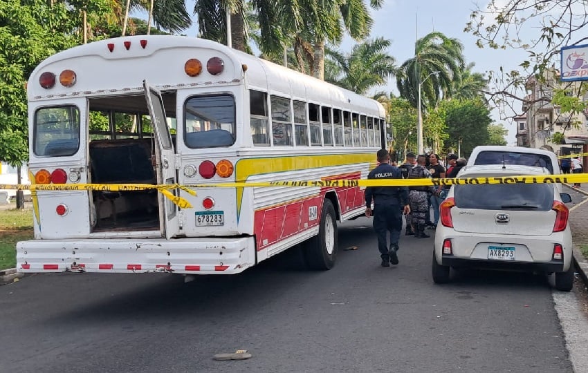 Los pasajeros del transporte colectivo rompieron la puerta trasera para escapar de las balas. Foto. Diomede Sánchez