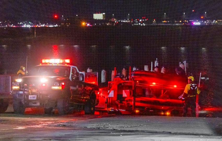 Los equipos de rescate buscan en el río Potomac después del accidente. Foto: EFE