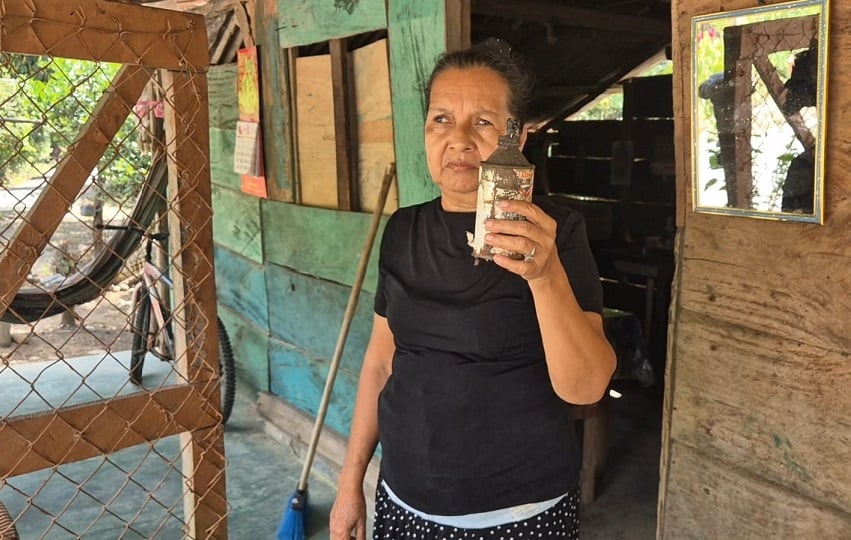 “Nos alumbramos como nuestros antepasados, con guarichas”, indico uno de los moradores. Foto. Thays Domínguez