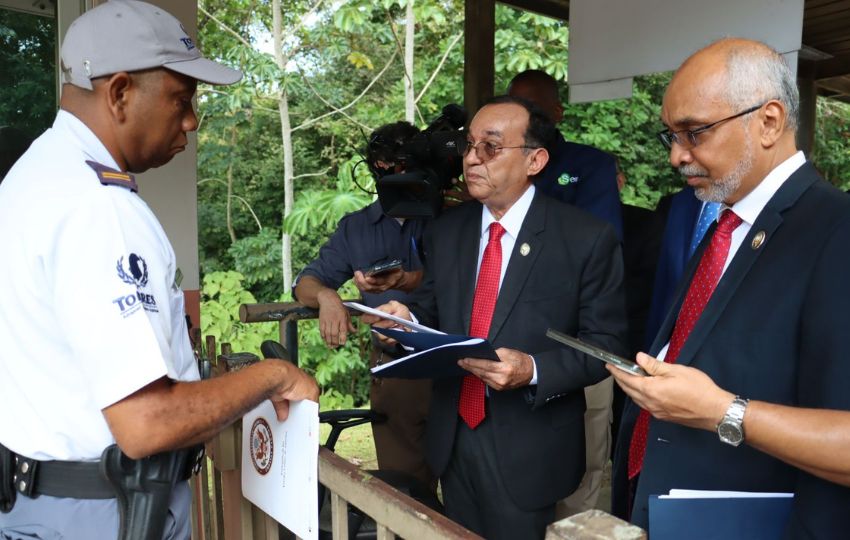  El rector Eduardo Flores acudió a la Embajada de los Estados Unidos. Foto: Cortesía