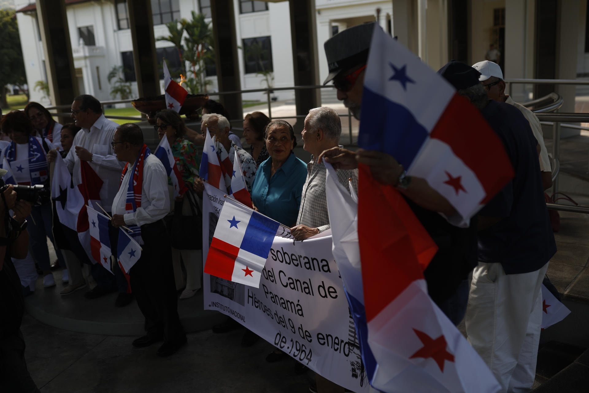 Los manifestantes hicieron un llamado a sus compatriotas a "estar alerta". Foto: EFE