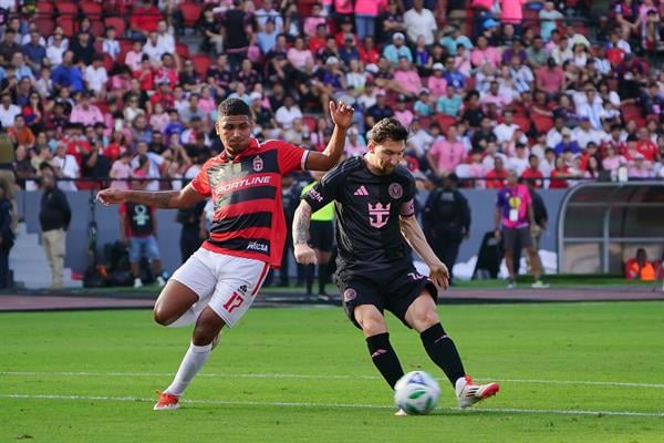 Ángel Joriel Valencia (i) de San Miguelito disputa un balón con Lionel Messi de Inter Miami. Foto: EFE