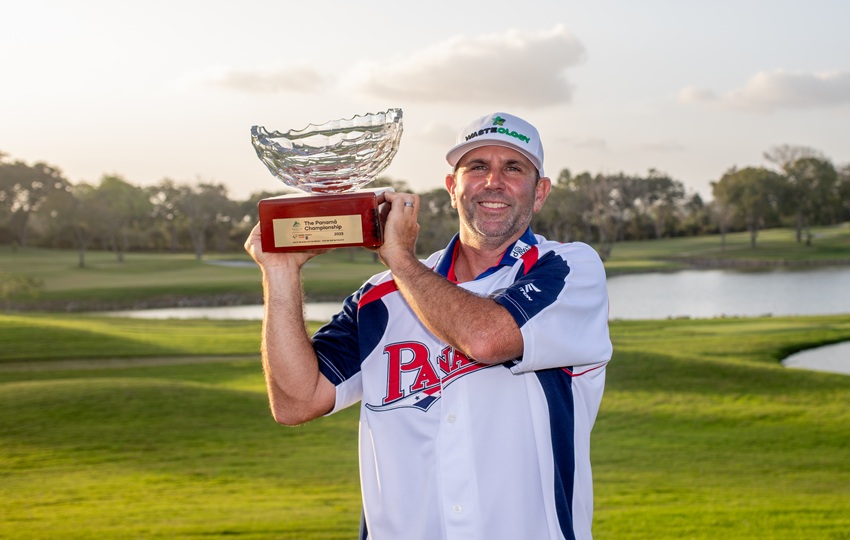 Josh Teater, con su copa de campeón  del Panamá Championship 2025. Foto: Cortesía/ Alberto Vergara