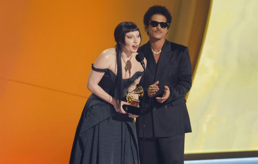 La cantante Lady Gaga (L) y Bruno Mars (R) en los premios Grammy. Foto: EFE/EPA/Caroline Brehman