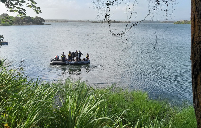 Una pareja de buzos se sumergió en el lago a tempranas horas en la búsqueda de un hombre de aproximadamente 28 años. Foto. Eric Montenegro