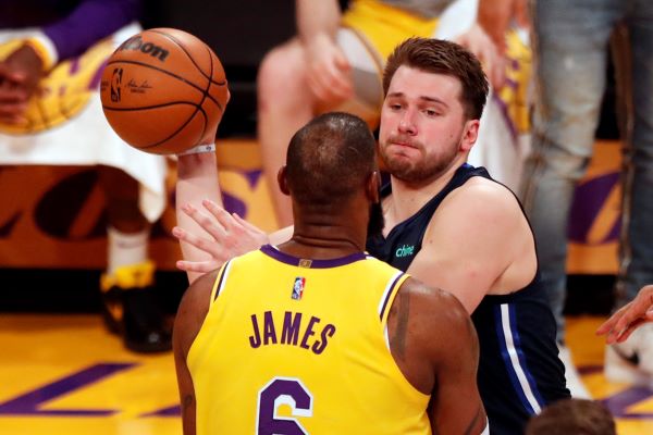 El esloveno Luka Doncic junto a LeBron James, que será compañero suyo en Los Ángeles Lakers. Foto:EFE